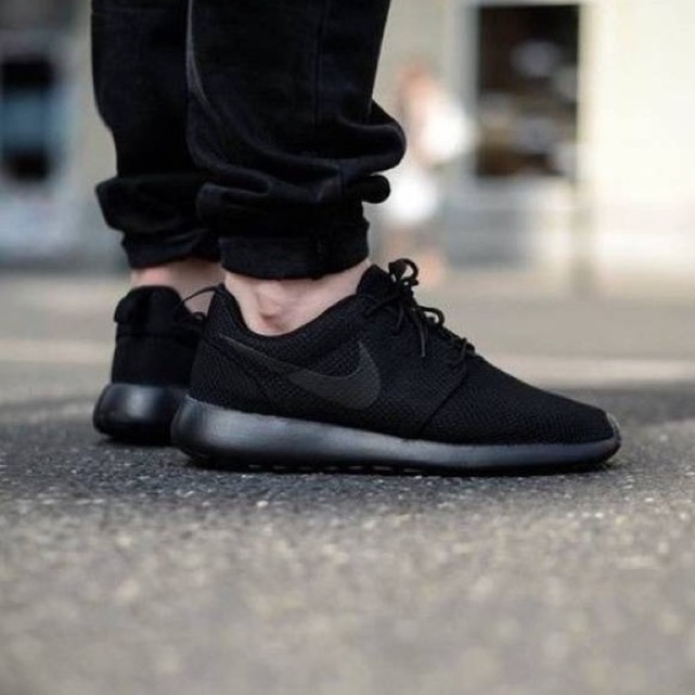 All black Nike Roshe one